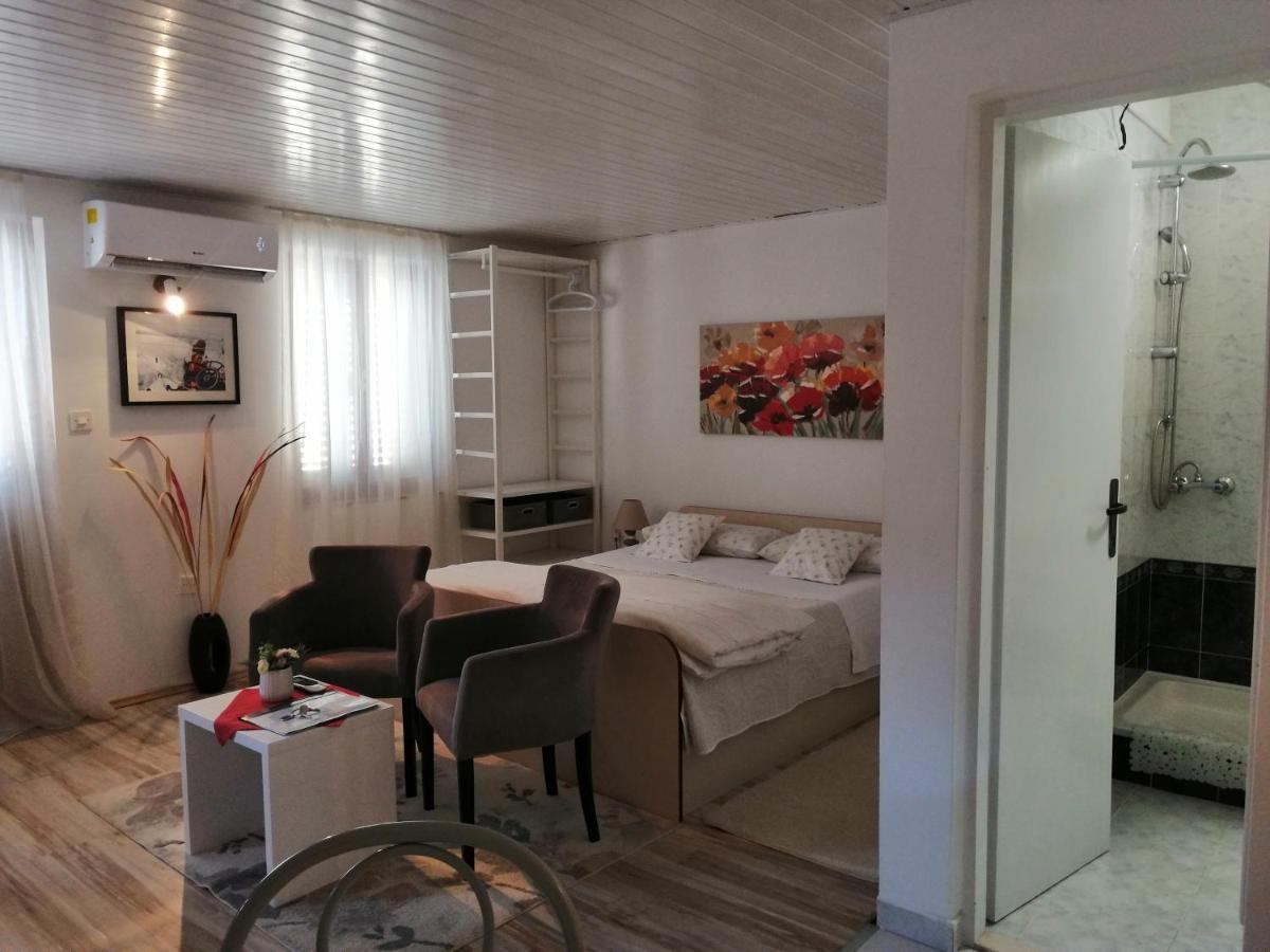 Studio Apartments Kuljis Vis Bagian luar foto