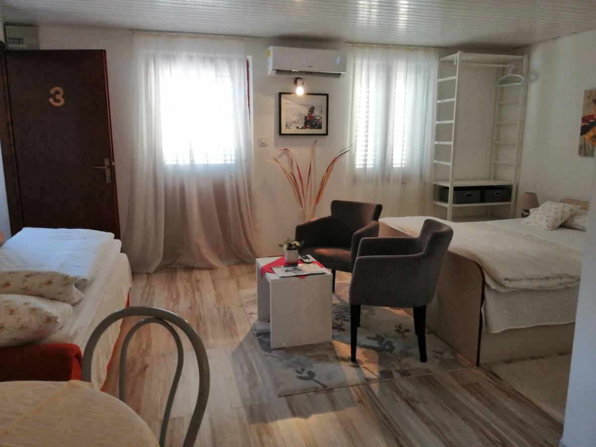 Studio Apartments Kuljis Vis Bagian luar foto