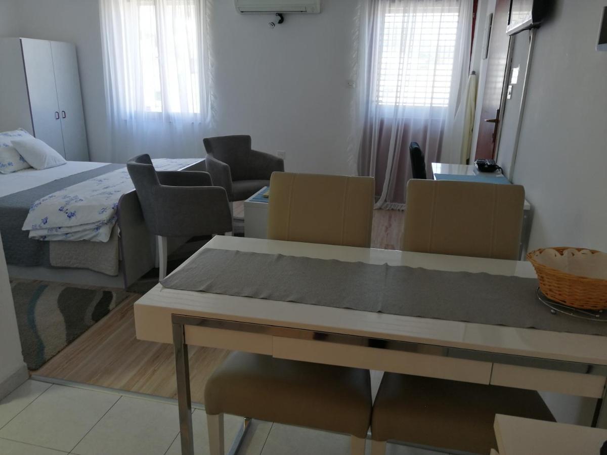 Studio Apartments Kuljis Vis Bagian luar foto