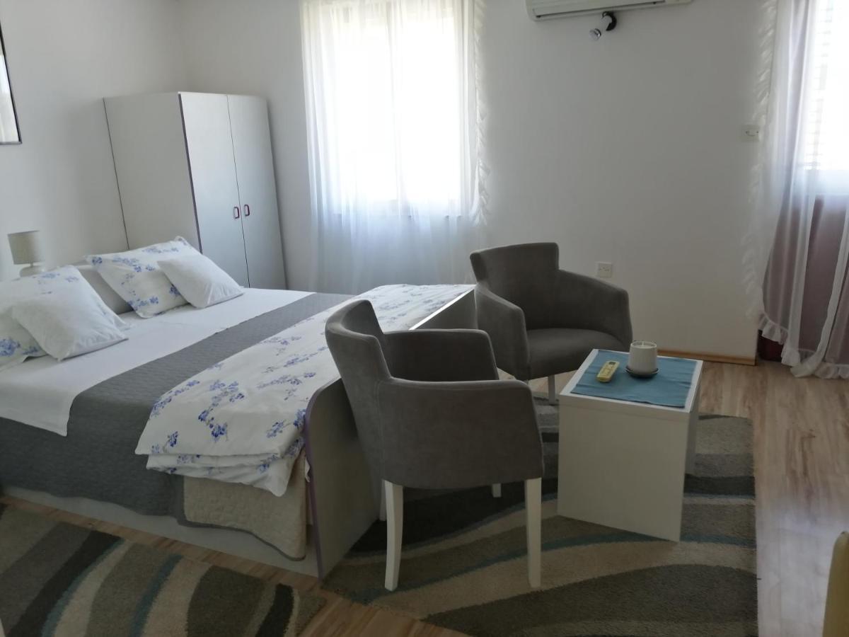 Studio Apartments Kuljis Vis Bagian luar foto