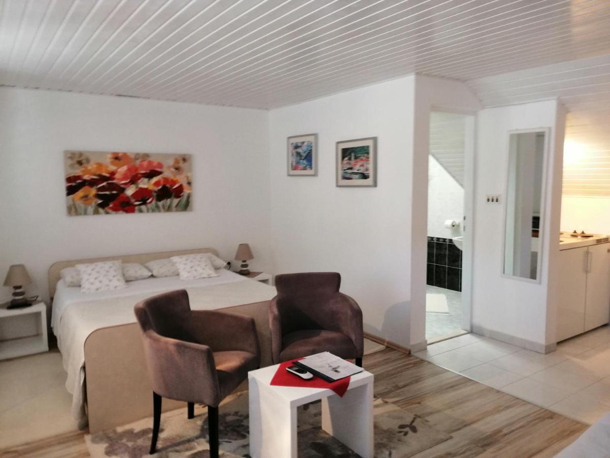 Studio Apartments Kuljis Vis Bagian luar foto