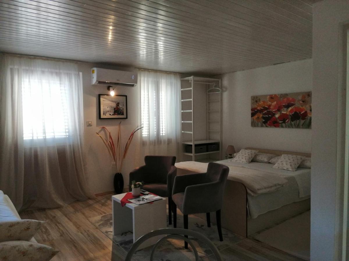 Studio Apartments Kuljis Vis Bagian luar foto