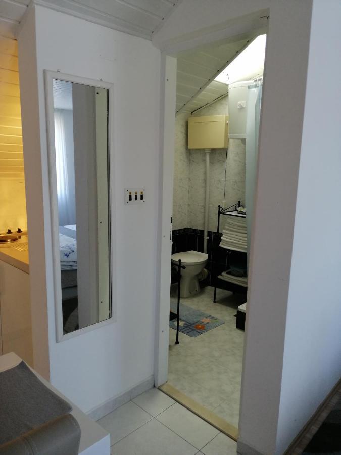 Studio Apartments Kuljis Vis Bagian luar foto