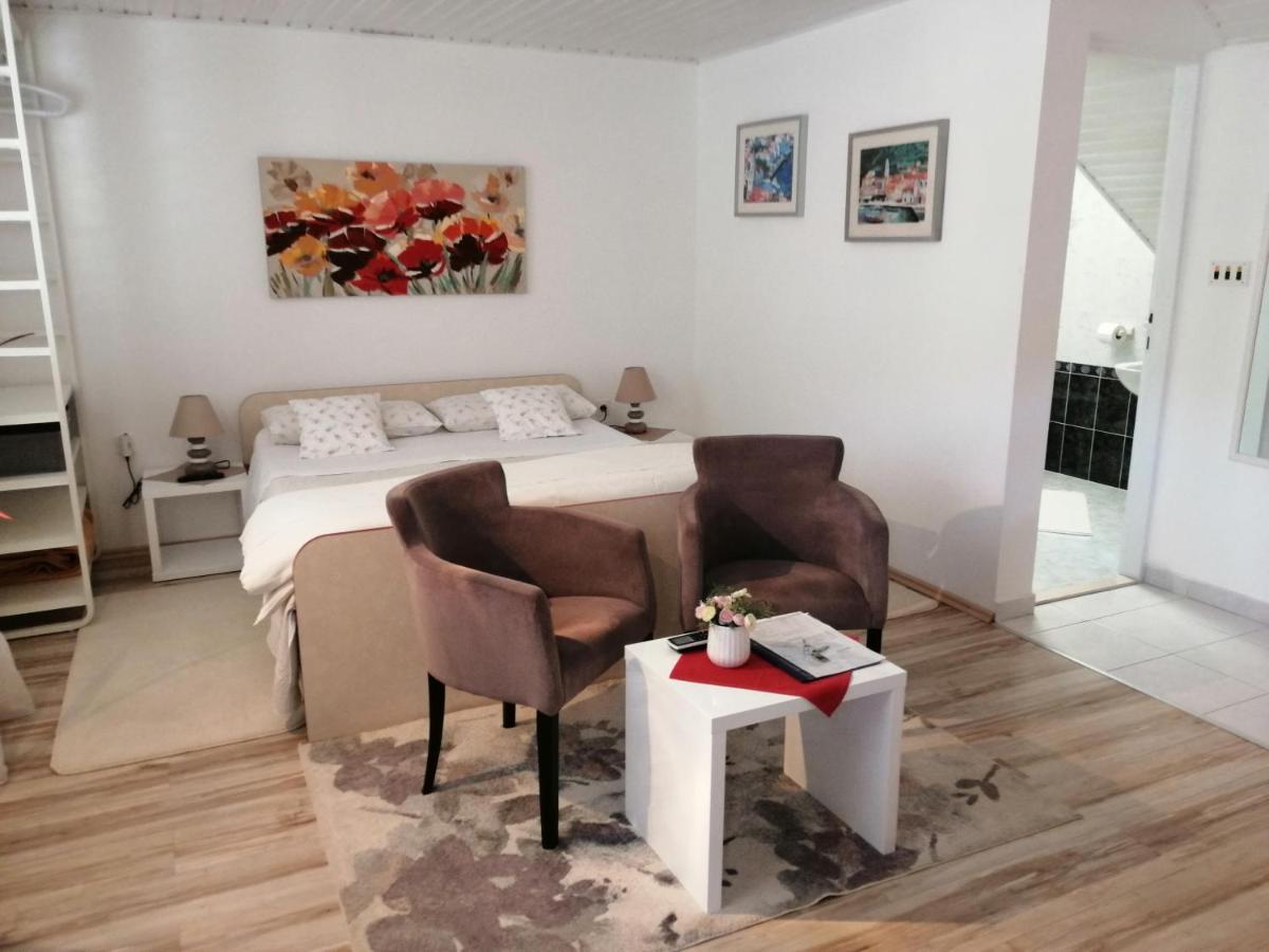 Studio Apartments Kuljis Vis Bagian luar foto