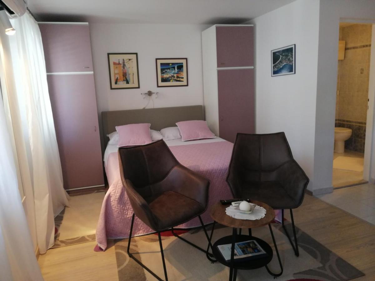 Studio Apartments Kuljis Vis Bagian luar foto
