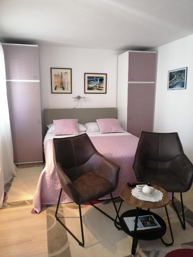 Studio Apartments Kuljis Vis Bagian luar foto