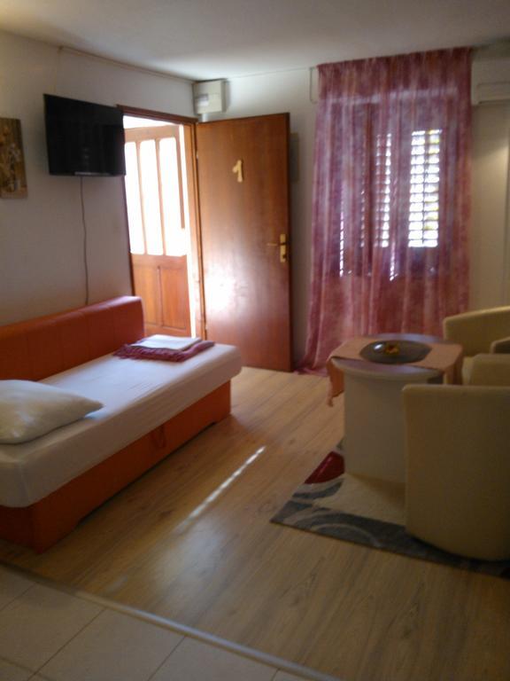 Studio Apartments Kuljis Vis Bagian luar foto