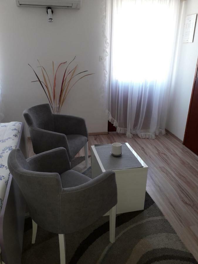 Studio Apartments Kuljis Vis Bagian luar foto