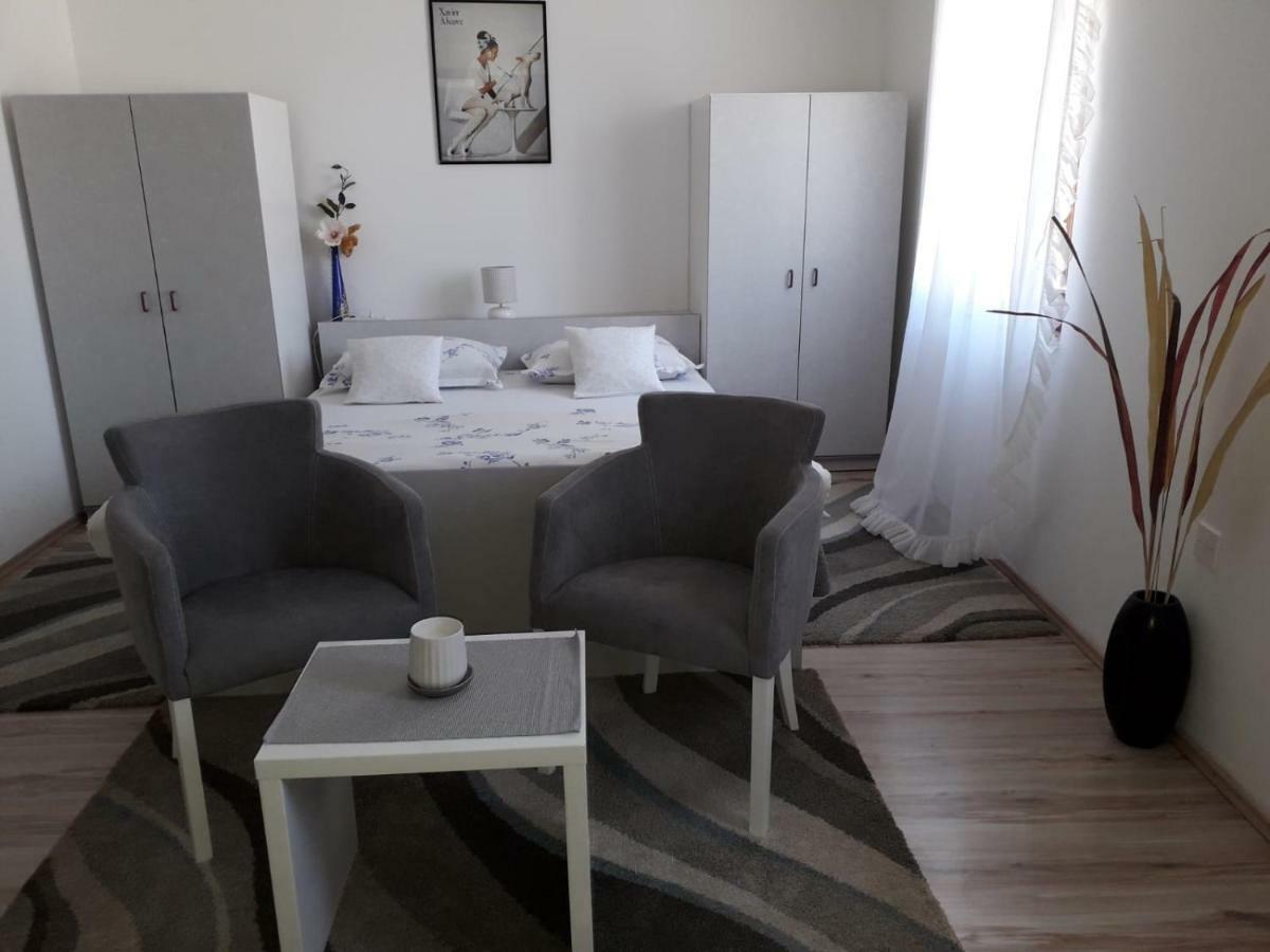 Studio Apartments Kuljis Vis Bagian luar foto